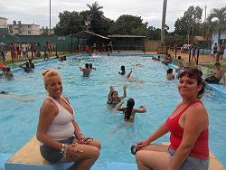Jóvenes y niños refrescan el caluroso verano en la piscina de Baraguá